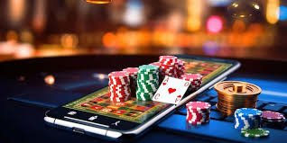 Dealer live casino sedang menjalankan permainan kartu secara langsung